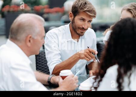 Serious jungen Geschäftsmann diskutieren Arbeitsaufgaben. Business-Konzept. Stockfoto