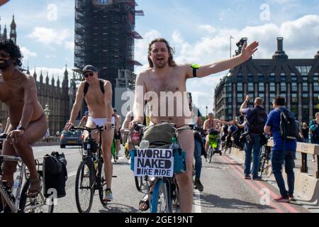 LONDON, ENGLAND - 14. AUGUST Radfahrer nehmen an der World Bike Ride Teil, die World Bike Ride ist ein Protest gegen die Autokultur und Ölabhängigkeit. Am Samstag, 14. August 2021. (Kredit:Lucy North | MI Nachrichten) Kredit: MI Nachrichten & Sport /Alamy Live Nachrichten Stockfoto