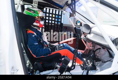 Vallelunga, 26 2021. Juni, Aci-Rennwochenende. Rennfahrer sitzt im Tourenwagen-Cockpit mit Rennanzug Stockfoto