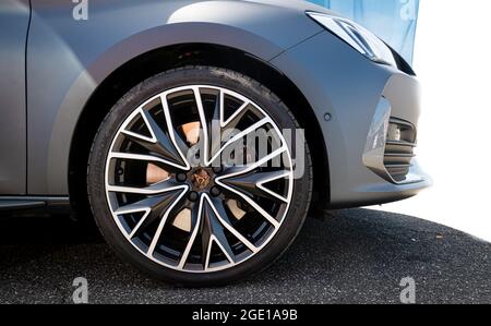 Vallelunga, 26 2021. Juni, Aci-Rennwochenende. Cupra Auto-Logo-Schild auf Tourenrad Felge Nahaufnahme Stockfoto