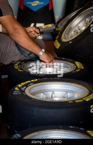 Vallelunga, 26 2021. Juni, Aci-Rennwochenende. Mechaniker prüft Manometer im Pirelli Rennreifen aus nächster Nähe Stockfoto