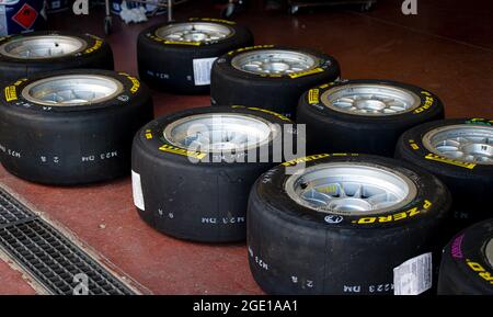 Vallelunga, 26 2021. Juni, Aci-Rennwochenende. Große Gruppe von Pirelli P Zero Rennreifen am Boden ausgerichtet Stockfoto