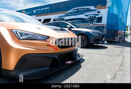 Vallelunga, 26 2021. Juni, Aci-Rennwochenende. Cupra-Logo auf dem schnauzendem Tourenwagen im Outdoor-Showroom Stockfoto