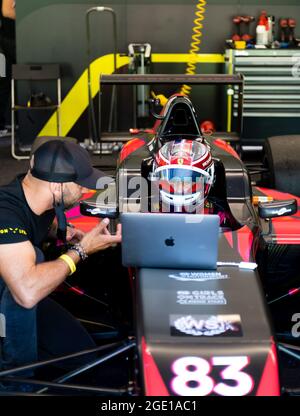 Vallelunga, 26 2021. Juni, Aci-Rennwochenende. Fahrer im Monoposto-Auto im Gespräch mit dem technischen Teamleiter mit Computer über das Rennen Stockfoto