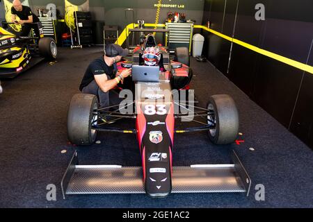 Vallelunga, 26 2021. Juni, Aci-Rennwochenende. Fahrer im Monoposto-Auto im Gespräch mit dem technischen Teamleiter mit Computer über das Rennen Stockfoto