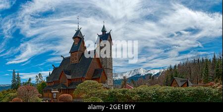 Kirche Wang in Karpacz. Im Hintergrund ein Panorama des Berges Sniezka (Śnieżka - 1603 METER Ü.D.M.) - dem höchsten Gipfel des Riesengebirges (Karkonosze). Stockfoto