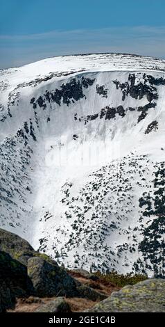 Studnicna hora (Studničná hora). Sudety Mountains. Das Riesengebirge. Foto unter dem Gipfel von Sniezka (Śnieżka). Vertikales Panorama. Stockfoto