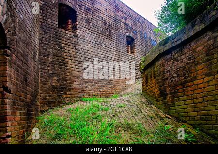 Eine Rampe ist von einer Schießschanze in der südwestlichen Bastion von Fort Gaines, 12. August 2021, in Dauphin Island, Alabama, abgebildet. Stockfoto