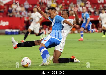 Sevilla, Spanien. August 2021. ALVARO von Rayo Vallecano de Madrid während eines spanischen La Liga Santader-Spiels gegen Sevilla CF bei Ramon Sanchez Pizjuan. (Bild: © Jose Luis Contreras/DAX via ZUMA Press Wire) Stockfoto