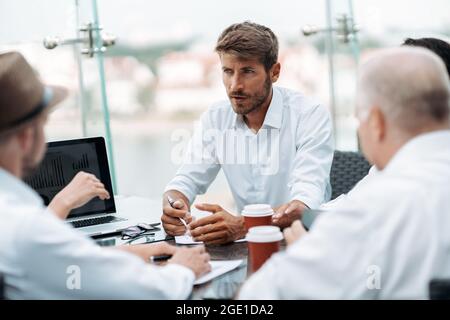 Geschäftsteam diskutiert neue Geschäftsvorschläge . Nahaufnahme. Stockfoto