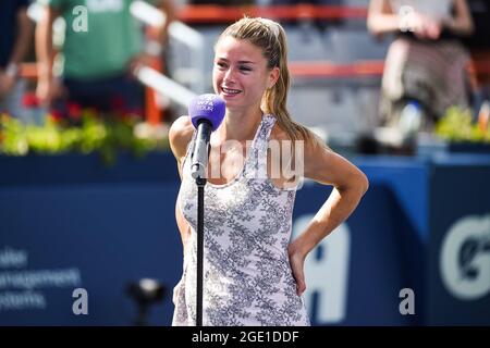 15. August 2021: Camila Giorgi (ITA) spricht nach dem Finalspiel der WTA National Bank Open im IGA Stadium in Montreal, Quebec, die Menge an. David Kirouac/CSM Stockfoto