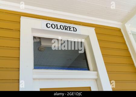 Das farbige Warteraum-Schild am abgetrennten Bahnhof Montpelier in Virginia. Stockfoto