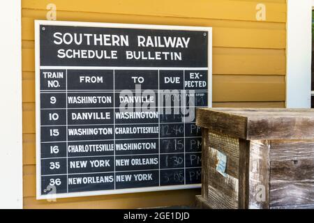 Die Fahrplantafel vor dem Bahnhof Montpelier in Virginia. Stockfoto