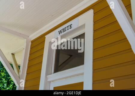 Das Schild „White Waiting Room“ am abgetrennten Bahnhof Montpelier in Virginia. Stockfoto