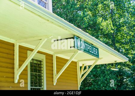 Das Namensschild der Stadt am historischen Bahnhof Montpelier in Virginia. Stockfoto