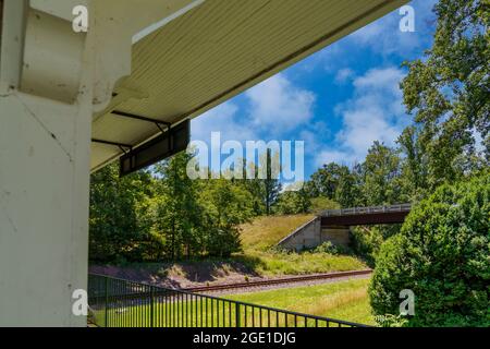 Die Eisenbahnstrecke, die vor dem historischen Bahnhof Montpelier in Virginia führt Stockfoto