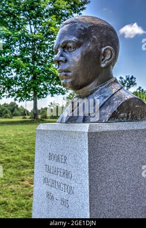 Bronzebüste des Bookers Taliaferro Washington vor dem Besucherzentrum des Booker T. Washington National Monument in Hardy, Virginia. Stockfoto