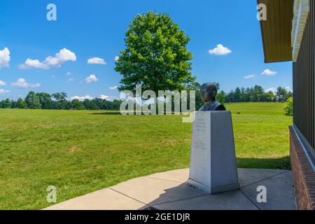 Bronzebüste des Bookers Taliaferro Washington vor dem Besucherzentrum des Booker T. Washington National Monument in Hardy, Virginia. Stockfoto