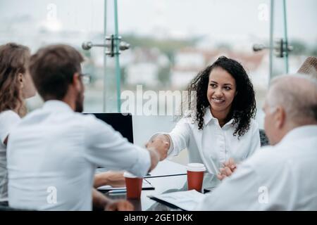 Junge Geschäftsfrau diskutiert etwas mit ihrer Kollegin. Stockfoto
