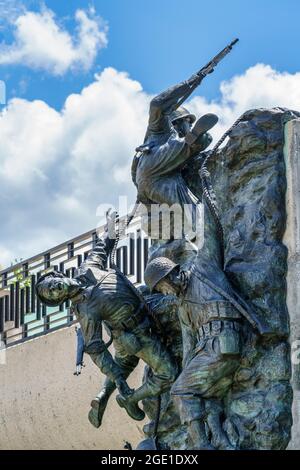 Detail der Soldaten in der Scaling the Wall Skulptur am National D-Day Memorial in Bedford, Virginia. Stockfoto