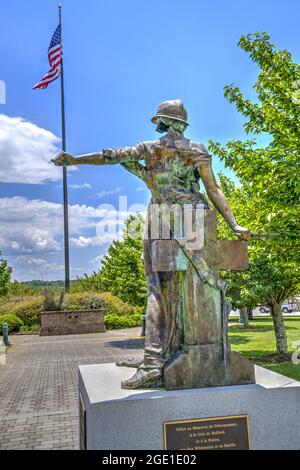 Blick von der Skulptur Le Monument Aux Morts bis zur Garnison-Flagge am National D-Day Memorial in Bedford, Virginia. Stockfoto