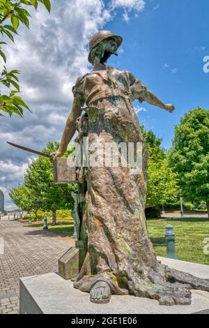 Die Skulptur Le Monument Aux Morts in der Stettinius Parade am National D-Day Memorial in Bedford, Virginia. Stockfoto