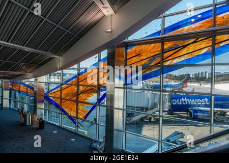 Passagiere, die am Baltimore-Washington International Airport in der Terminalhalle für Southwest Airlines warten. Stockfoto