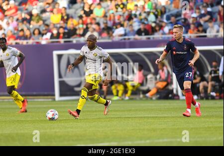 15. August 2021: Darlington Nagbe, Mittelfeldspieler der Columbus Crew (6), spielt gegen den Chicago Fire Forward Robert Beric (27) im Soldier Field in Chicago, Illinois. Dean Reid/CSM. Stockfoto