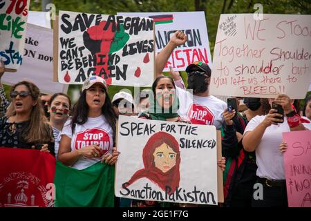 Washington, Usa. August 2021. Demonstranten versammeln sich am 15. August 2021 auf dem Lafayette Square in Washington, DC, zu einer Demonstrationsstation zur Unterstützung des afghanischen Volkes. Dieser Protest ereignete sich Stunden, nachdem die Taliban die Kontrolle über die Stadt Kabul, die Hauptstadt Afghanistans, erlangt hatten. (Foto: Matthew Rodier/Sipa USA) Quelle: SIPA USA/Alamy Live News Stockfoto