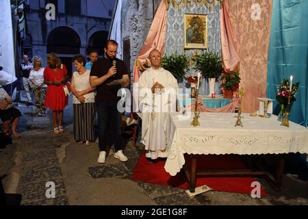 Die Himmelfahrt Mariens in den Himmel ist ein Glaubensdogma der katholischen Kirche, nach dem Maria, die Mutter Jesu, am Ende ihres irdischen Lebens in Leib und Seele in den Himmel kam. Dieser Kult entwickelte sich ab dem 5. Jahrhundert n. Chr. und verbreitete sich und wurzelte in der Volksfrömmigkeit. Im Glauben an dieses Dogma organisierte im historischen Zentrum ein Komitee von Frauen, die Maria gewidmet waren, Abende, an denen der heilige Rosenkranz gebetet wurde. Am Abend des 15. August fand nach dem Rosenkranzgebet eine Eucharistiefeier des Priesters Don Flaviano Calenda von der Leibeskirche statt Stockfoto