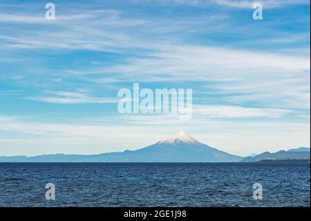 Vulkan Osorno am See Llanquihue, Puerto Varas, Chile. Stockfoto