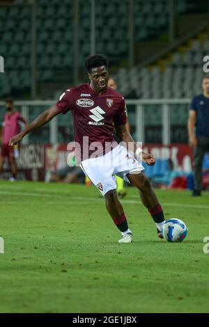 Turin, Italien. August 2021. Ola Aina vom FC Turin während des Coppa Italia-Spiels zwischen dem FC Turin und dem US-Cremonesen. Torino gewann 4-1 nach Penaliten (Foto von Alberto Gandolfo/Pacific Press) Quelle: Pacific Press Media Production Corp./Alamy Live News Stockfoto