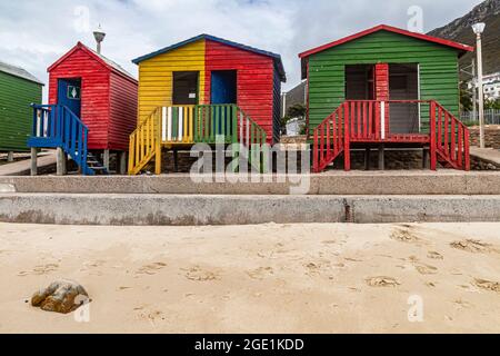 Farbenfrohe Muizenberg Beach Hütten am Muizenberg Beach in False Bay of Cape Peninsula in der Nähe von Kapstadt, Südafrika. Stockfoto