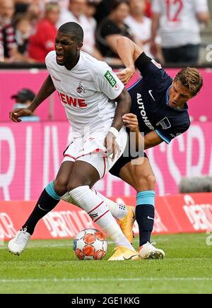 Köln, Deutschland. August 2021. Anthony Modeste (L) aus Köln lebt mit Peter Pekarik aus Berlin während des Bundesliga-Fußballspiels der ersten Liga zwischen dem FC Köln und Hertha BSC Berlin am 15. August 2021 in Köln. Quelle: Ulrich Hufnagel/Xinhua/Alamy Live News Stockfoto