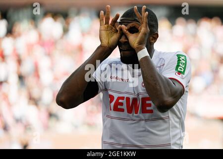 Köln, Deutschland. August 2021. Anthony Modeste aus Köln feiert nach seinem Tor beim Bundesliga-Fußballspiel der ersten deutschen Liga zwischen dem FC Köln und Hertha BSC Berlin am 15. August 2021 in Köln. Quelle: Ulrich Hufnagel/Xinhua/Alamy Live News Stockfoto