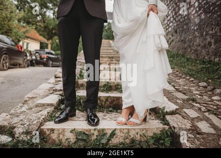 Brautpaar Beine Hochzeitsschuhe, Kleid und Anzug Stockfoto