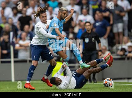 London, Großbritannien. August 2021. Tottenham Hotspur's DELE Alli (L) und Steven Bergwijn (unten) fordern Riyad Mahrez von Manchester City während des Spiels der englischen Premier League zwischen Tottenham Hotspur und Manchester City am 15. August 2021 im Tottenham Hotspur Stadium in London, Großbritannien, heraus. Quelle: Str/Xinhua/Alamy Live News Stockfoto