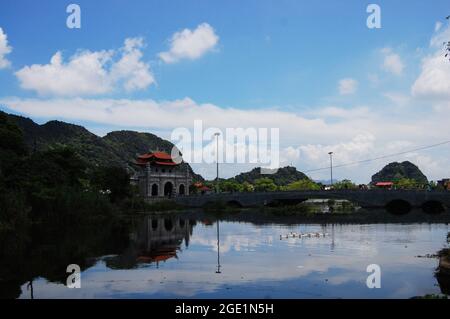 König Kaiser Dinh Tien Hoang Tempel und Nhat Tru Pagode von Hoa Lu alte Hauptstadt für vietnamesen und foriegn Reisende reisen besuchen Respect pra Stockfoto