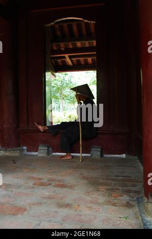 Vietnamesische alte Frauen Menschen sitzen allein für wartende Familie erhalten nach Hause gehen in König Kaiser Dinh Tien Hoang Tempel und Nhat Tru Pagode von Hoa Lu alten Stockfoto