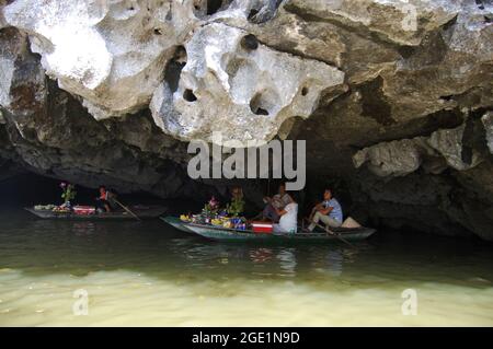 Souvenirs Geschenke lokaler schwimmender Markt Shop für vietnamesen und ausländische Reisende wählen Sie kaufen Einkaufen auf dem Boot bei Tam Coc Bich Dong oder Halon Stockfoto