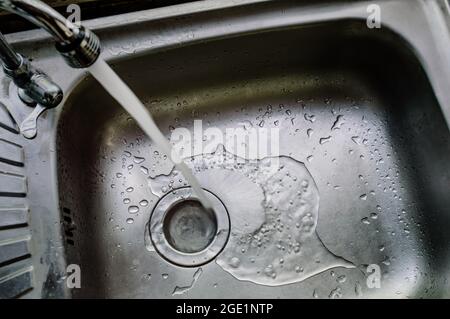 Ein nasses schmutziges Waschbecken nach dem Waschen vieler Geschirr Foto kann Lärm und Gewinn Stockfoto