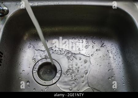 Ein nasses schmutziges Waschbecken nach dem Waschen vieler Geschirr Foto kann Lärm und Gewinn Stockfoto