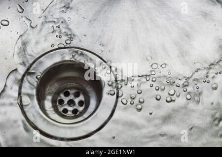 Ein nasses schmutziges Waschbecken nach dem Waschen vieler Geschirr Foto kann Lärm und Gewinn Stockfoto