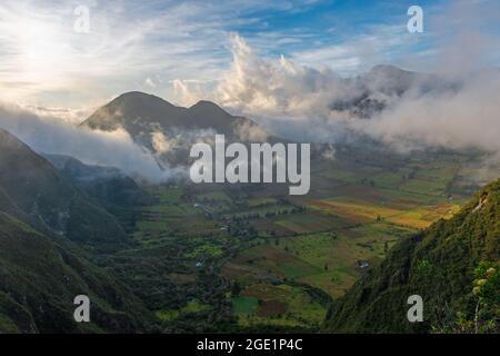 Pululahua Vulkankrater mit einheimischen landwirtschaftlichen Feldern, Quito, Ecuador. Stockfoto