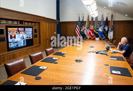 Thurmont, Maryland. August 2021. Der US-Präsident Joe Biden, rechts, und die US-Vizepräsidentin Kamala Harris trafen sich mit ihrem nationalen Sicherheitsteam und hochrangigen Beamten, um über die aktuellen Meldungen über die Rücknahme von Zivilpersonal in Afghanistan, die Evakuierung von SIV-Antragstellern und anderen afghanischen Verbündeten zu hören, Und die anhaltende Sicherheitslage in Kabul am Sonntag, den 15. August 2021. Der Präsident nahm an den Präsidentschaftswahlen in Camp David in der Nähe von Thurmont, Maryland, Teil. Kredit: Weißes Haus über CNP/dpa/Alamy Live Nachrichten Stockfoto