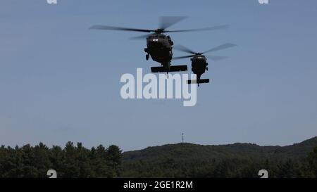 Zwei Blackhawk-Hubschrauber mit US-Armee-Reservesoldaten vom 5.-159. General Support Aviation Bataillon reagieren auf das Massenereignis im Rahmen der Global Medic for Combat Support Training Übung in Fort McCoy, Wisconsin, 14. August 2021. Das Medical Readiness and Training Command führt Global Medic als Teil der größeren Mission des Army Reserve Medical Command aus, um ausgebildete, ausgestattete und kampfbereite Einheiten und medizinisches Personal bereitzustellen, die jetzt bereit sind, die gesamte Streitmacht auf den Schlachtfeldern von heute und morgen zu unterstützen. (USA Army Reserve Foto von SPC. Amanda Treible) Stockfoto