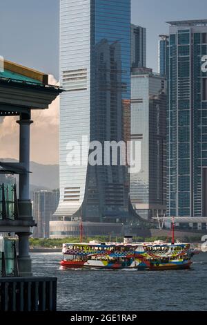 Der 'Night Star', eine der Star Ferry-Flotte, nähert sich dem Central Ferry Pier 7 auf der Insel Hongkong vor dem ICC in West Kowloon Stockfoto