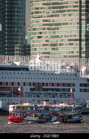 Der 'Night Star', eine der Star Ferry-Flotte, durchquert den Victoria Harbour von Tsim Sha Tsui, Kowloon, nach Central auf Hong Kong Island Stockfoto