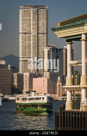 Der 'Meridian Star', eine der Star Ferry-Flotte, nähert sich dem Central Ferry Pier 7 auf Hong Kong Island, nachdem er den Victoria Harbour überquert hat Stockfoto