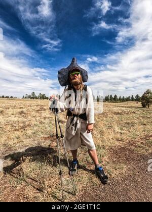 Durch Wanderer in einem Bademantel auf dem Arizona Trail, Flagstaff, Arizona, USA Stockfoto